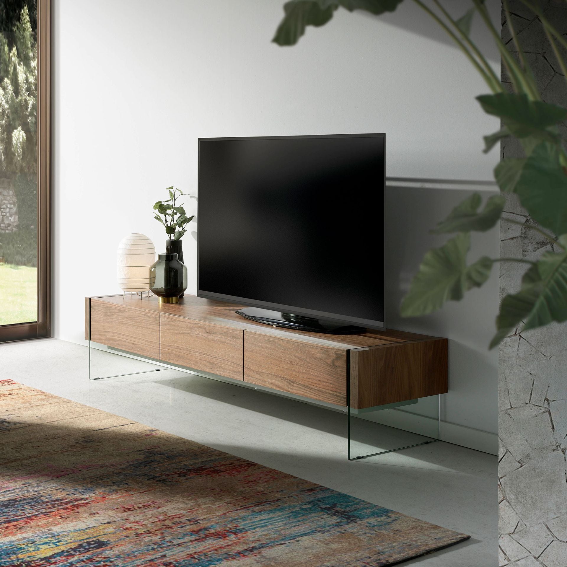 TV-stativ i valnøtt og herdet glass
